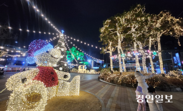 지난해 열린 ‘오(Oh)! 해피 산타마켓’. 오산역 광장 주변은 화려한 크리스마스 트리와 조명 등으로 연말 분위기가 한껏 달아올랐다. /경인일보DB