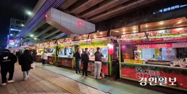 지난해 ‘오(Oh)! 해피 산타마켓’이 열리고 있는 오산역 입구 광장에 40여 개의 프리마켓과 푸드마켓이 설치됐다. /경인일보DB