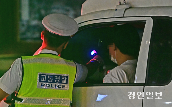 사진은 경찰관들이 음주단속을 하고 있는 모습. 기사와 관련없음. /경인일보DB