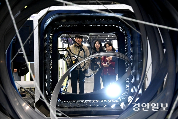 시민들이 비굴착 관거 보강 관련 부스를 둘러보고 있다. 2025.11.7 /최은성기자 ces7198@kyeongin.com