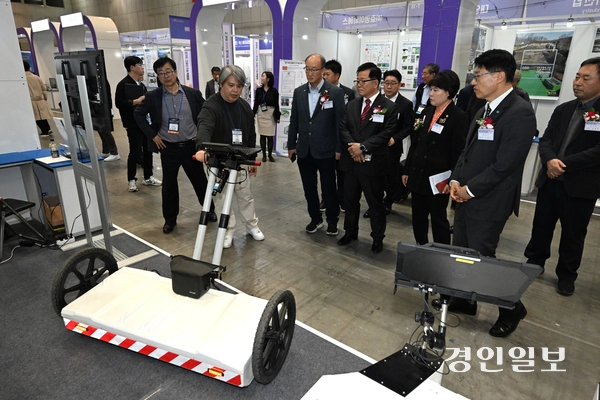 내빈들이 박람회 부스에 마련된 로봇을 살펴보고 있다. 2025.11.7 /최은성기자 ces7198@kyeongin.com