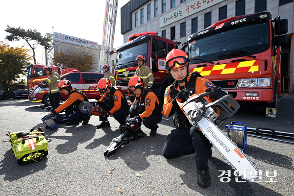 소방의 날인 9일 오후 평택시 신장동 송탄소방서에서 소방대원들이 장비를 점검하고 있다. 소방의 날은 국민에게 화재에 대한 경각심을 높이고 화재를 사전에 예방하여 국민의 생명과 재산을 보호하기 위해 제정된 기념일이다. 2025.11.9 /최은성기자 ces7198@kyeongin.com