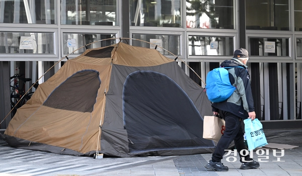 본격적인 겨울철이 다가오는 가운데 경기도 내 외국인 노숙인들이 보호 사각지대에 놓여 있어 대책이 필요하다는 지적이다. 9일 오후 수원역환승센터에서 한 노숙인이 이불을 둘러싸고 누워있다. 2025.11.9 /최은성기자 ces7198@kyeongin.com