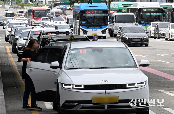 경기도내 일부 시·군들이 택시 부족 현상을 해소하기 위해 ‘택시운송사업 휴업 허가기준’을 마련하면서 택시 승차난 해소에 효과를 거둘지 기대를 모으고 있다. 사진은 수원역 택시 승강장 모습. /경인일보DB