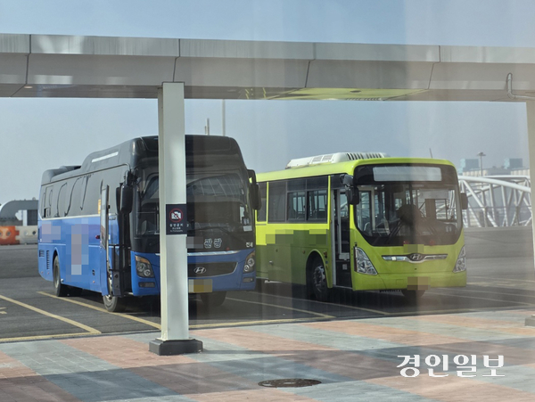 평택당진항 국제여객터미널 앞에 주차된 셔틀버스. 차량이 감차되면서 불편은 물론 안전사고 우려까지 제기되고 있지만 개선은 요원한 실정이다. 2025.11.9 평택/김종호기자 kikjh@kyeongin.com
