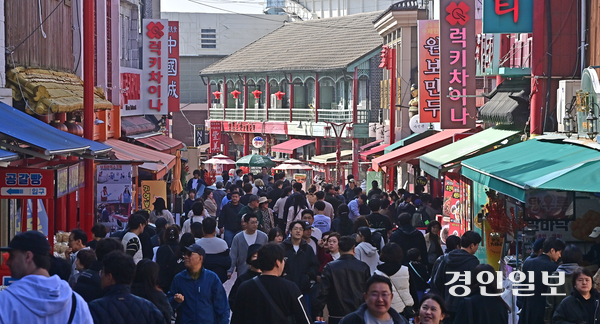 주말인 9일 오후 인천시 중구 차이나타운 거리가 관광객들로 북적이고 있다. 2025.11.9 /조재현기자 jhc@kyeongin.com