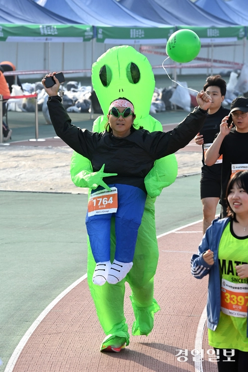 인형 복장으로 눈길을 끄는 이색 참가자. 2025.11.9 /취재팀