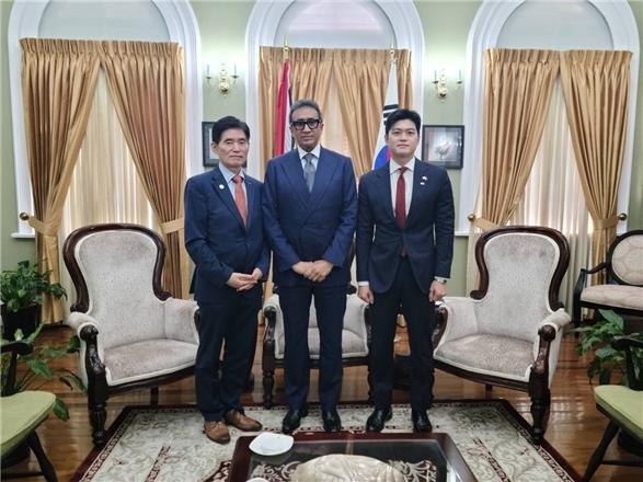 국민의힘 김용태(포천·가평) 의원이 미국 필리조선소 방문에 앞선 7일 ‘캐나다-트리니다드토바고 의원친선협회’ 일정으로 캐나다에서 방산협력을 위한 상하원 국방위원장 면담, 캐나다 한국 친선협회 상하원 면담을 가진 뒤 기념촬영을 하고 있다. 사진 왼쪽부터 주 트리니다드 토바고 대한민국 권세중 대사, 작데오 싱(Jagdeo Singh) 트리니다드토바고 하원의장, 김용태 의원. 2025.11.7 /김용태 의원실 제공