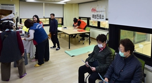 [현장르포] 매달 받는 무료 진료, 말 한마디에 마음까지 치유… 인천 쪽방촌 ‘일일 병원’