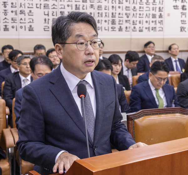 노만석 검찰총장 직무대행이 지난달 27일 서울 여의도 국회 법제사법위원회에서 열린 2025년 국정감사에서 기관 업무 보고를 하고 있다. 2025.10.27 /연합뉴스