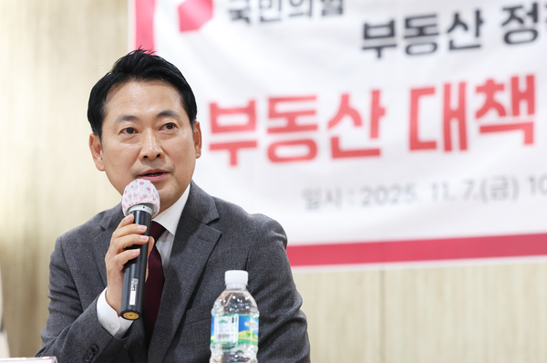 국민의힘 장동혁 대표가 7일 경기도 용인시 수지구의 한 아파트 단지에서 열린 ‘부동산 정책 정상화 특별위원회-부동산 대책 경기도 현장 간담회’에서 발언하고 있다. 2025.11.7 /연합뉴스