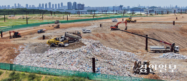 인천시 서구 수도권매립지 3-1매립장에서 생활 쓰레기 매립이 진행되고 있다. /경인일보DB