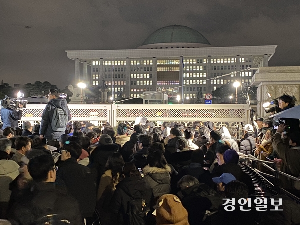 윤석열 대통령에 대한 탄핵 소추안이 국회를 통과한 지난해 12월14일 오후 서울 여의도 국회의사당 앞에서 시민들이 형형색색의 응원봉을 흔들고 있다. 2024.12.14 /경인일보DB