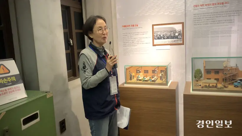 조귀제 민주노총 경기도본부 부본부장이 수원시 평동 선경직물 터에 자리한 ‘수원선경산업관’에서 당시 여성 노동자들의 작업 환경과 생활 여건에 대해 설명하고 있다. 2025.11.1 /유혜연기자 pi@kyeongin.com