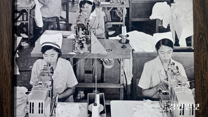 1960~70년대 수원시 평동에 자리한 선경직물에서 여성 노동자들이 재단·섬유 작업을 하던 당시를 촬영한 사진이 ‘수원선경산업관’에 전시돼 있다. 2025.11.1 /유혜연기자 pi@kyeongin.com
