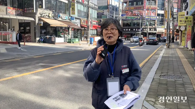 1990년대 경기 ‘노동의 메카’로 불리던 수원시 고등동. 이선희 민주노총 경기도본부 총무국장이 이곳에 자리를 잡았던 노동사회단체들의 당시 위치와 현장 상황에 대해 설명하고 있다. 2025.11.1 /유혜연기자 pi@kyeongin.com