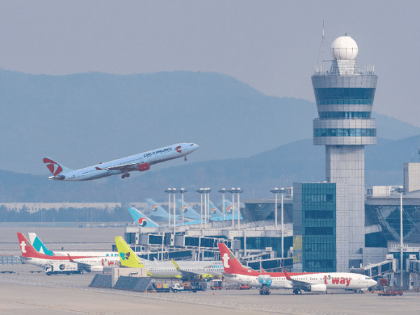 경기국제공항 연구용역에 자문위원으로 활동했던 이들이 있는 업체가 선정돼 논란을 낳고 있다. 사진은 인천국제공항에서 여객기가 이륙하고 있는 모습. /인천국제공항공사 제공