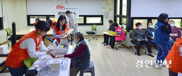 지난 8일 오후 인천시 동구 만석동 희망키움터에서 쪽방상담소와 행동하는의사회 자원봉사자들이 쪽방촌 어르신에게 무료 진료 봉사를 하고 있다. 2025.11.8 /조재현기자 jhc@kyeongin.com