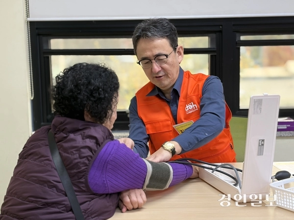 행동하는의사회 인천지부 소속 전재용(61) 의사가 지난 8일 인천시 동구 만석동 희망키움터에 마련된 무료 진료소에서 주민과 의료 상담을 하고 있다. 2025.11.8 /조경욱기자 imjay@kyeongin.com