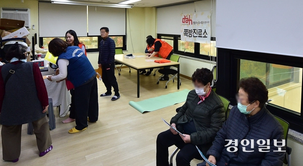 지난 8일 오후 인천시 동구 만석동 희망키움터에서 쪽방상담소와 행동하는의사회 자원봉사자들이 쪽방촌 어르신에게 무료 진료 봉사를 하고 있다. 2025.11.8 /조재현기자 jhc@kyeongin.com