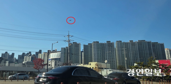 수능을 사흘 앞둔 10일 미사강변도시 상공에서 조정훈련 중인 헬기(붉은 원안)가 목격됐다. 수험생과 학부모들은 헬기 조정훈련 중단을 요구하고 있다. 2025.11.10 하남/문성호기자 moon23@kyeongin.com