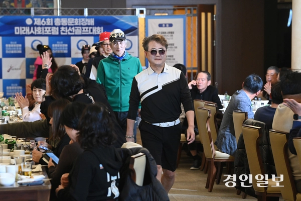 10일 용인시 기흥구 골드CC에서 열린 제2회 제이액터스 시니어 모델 패션쇼에서 모델 런웨이가 진행되고 있다. 2025.11.10 /최은성기자 ces7198@kyeongin.com