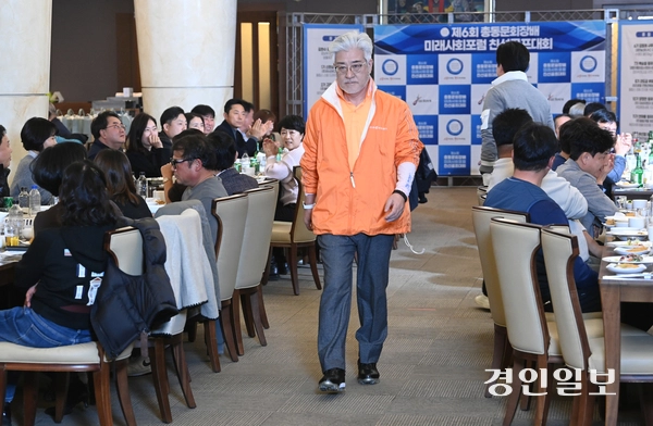 10일 용인시 기흥구 골드CC에서 열린 제2회 제이액터스 시니어 모델 패션쇼에서 모델 런웨이가 진행되고 있다. 2025.11.10 /최은성기자 ces7198@kyeongin.com