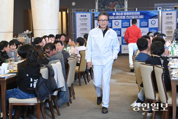 10일 용인시 기흥구 골드CC에서 열린 제2회 제이액터스 시니어 모델 패션쇼에서 모델 런웨이가 진행되고 있다. 2025.11.10 /최은성기자 ces7198@kyeongin.com