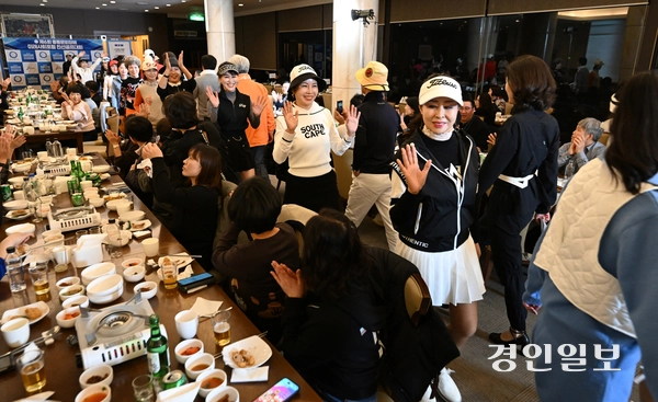 10일 용인시 기흥구 골드CC에서 열린 제2회 제이액터스 시니어 모델 패션쇼에서 모델 런웨이가 진행되고 있다. 2025.11.10 /최은성기자 ces7198@kyeongin.com