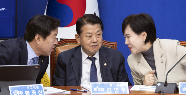 더불어민주당 전현희(오른쪽 부터), 김병주, 황명선 최고위원이 27일 국회에서 열린 최고위원회의 도중 대화하고 있다. 2025.10.27 /연합뉴스