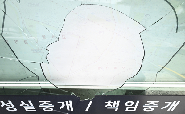 사진은 전세사기 피해 주택이 주로 중개됐던 수원시 한 공인중개사의 유리창이 깨져 있는 모습. /경인일보DB