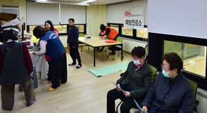 [현장르포] 매달 받는 무료 진료, 말 한마디에 마음까지 치유… 인천 쪽방촌 ‘일일 병원’