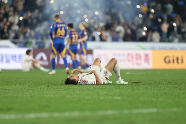 수원FC 이현용이 지난 9일 울산문수경기장에서 열린 울산HD와의 리그 36라운드 경기를 마치고 지쳐 쓰러져있다. 2025.11.9 /한국프로축구연맹 제공