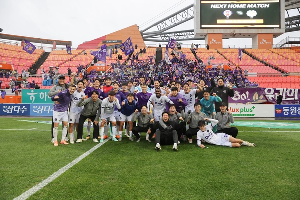 FC안양이 지난 8일 제주월드컵경기장에서 열린 제주SK FC와의 리그 36라운드 경기에서 승리한 뒤 팬들과 기념촬영을 하고있다. 이날 승리로 안양은 K리그1 잔류를 조기 확정했다. 2025.11.8 /한국프로축구연맹 제공