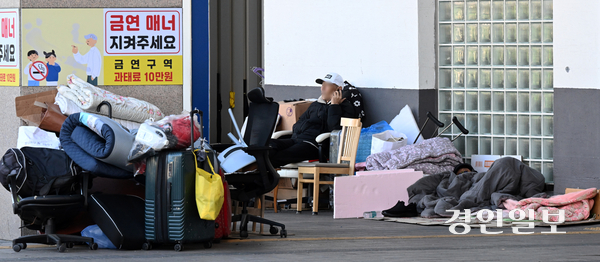 경기도내 외국인 노숙인들이 증가하고 있지만 이에 대한 공식적인 가이드라인조차 없어 겨울철 외국인 노숙인 관리에 어려움을 겪고 있다. 10일 오후 수원역 광장에서 한 외국인 노숙인이 이불을 덮고 누워 휴식을 취하고 있다. 2025.11.10 /임열수기자 pplys@kyeongin.com
