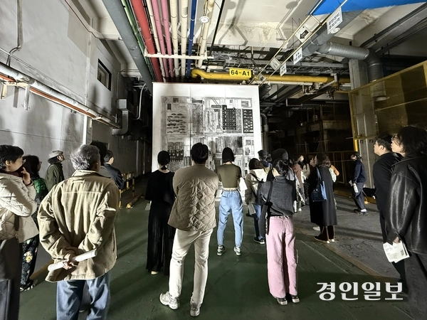 한국지엠 부평2공장 자체공장 내 전시된 대형 드로잉 작품(‘플랜트그라피_모터피아’)을 관람객들이 바라보고 있다. 2025.11.7 /박경호기자 pkhh@kyeongin.com