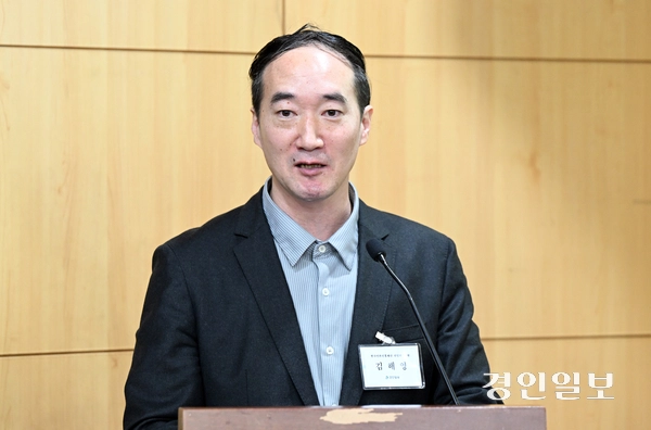 11일 오전 서울 여의도 국회 의원회관 제2소회의실에서 열린 경인일보 창간 80주년 기념 ‘지역언론의 사회적 역할과 책임’ 토론회에서 김해영 박사(한국언론진흥재단 선임연구위원)가 발제하고 있다. 2025.11.11 /임열수기자 pplys@kyeongin.com