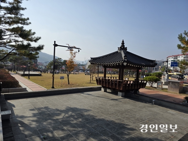 강도(江都) 시기 궁궐 부근 격구장이 있었을 것으로 추정되는 현재의 용흥궁공원. 2025.11.10 /정진오기자 schild@kyeongin.com