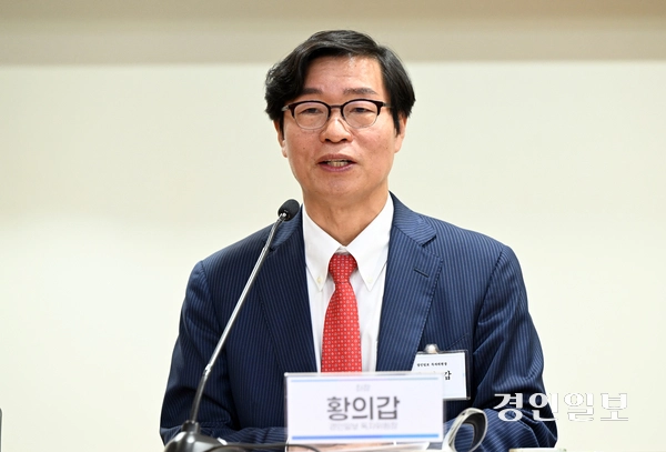 11일 오전 서울 여의도 국회 의원회관 제2소회의실에서 열린 경인일보 창간 80주년 기념 ‘지역언론의 사회적 역할과 책임’ 토론회에서 황의갑 경인일보 독자위원장(경기대학교 경찰행정학과 교수)이 발언하고 있다. 2025.11.11 /임열수기자 pplys@kyeongin.com