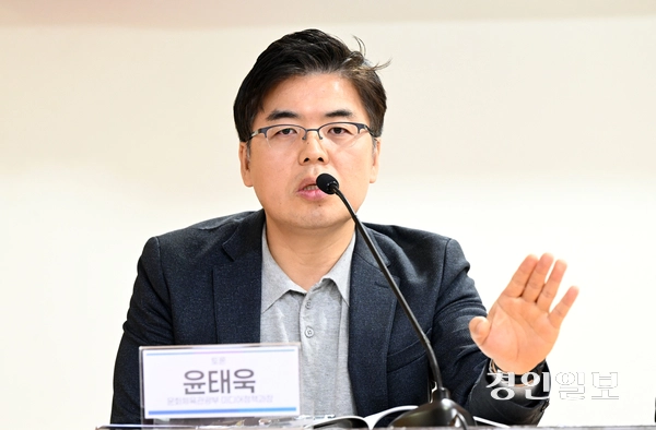 11일 오전 서울 여의도 국회 의원회관 제2소회의실에서 열린 경인일보 창간 80주년 기념 ‘지역언론의 사회적 역할과 책임’ 토론회에서 윤태욱 문화체육관광부 미디어정책과장이 발언하고 있다. 2025.11.11 /임열수기자 pplys@kyeongin.com