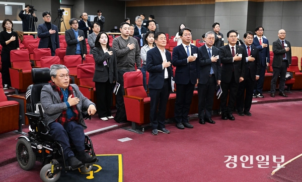 11일 오전 서울 여의도 국회 의원회관 제2소회의실에서 경인일보 창간 80주년 기념 ‘지역언론의 사회적 역할과 책임’ 토론회가 진행되고 있다. 2025.11.11 /임열수기자 pplys@kyeongin.com