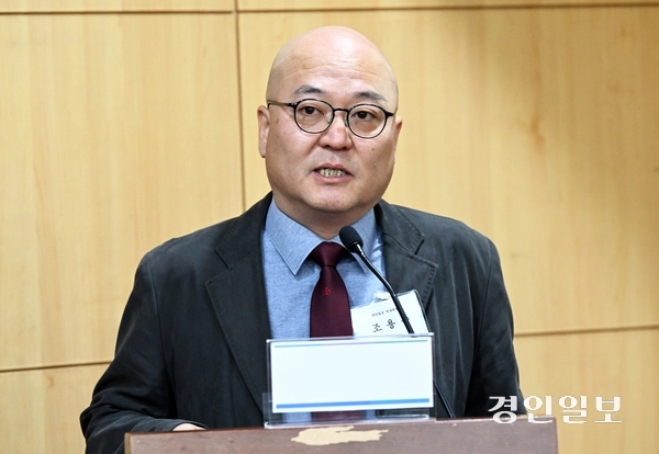 11일 오전 서울 여의도 국회 의원회관 제2소회의실에서 열린 경인일보 창간 80주년 기념 ‘지역언론의 사회적 역할과 책임’ 토론회에서 조용준 경인일보 독자위원회 위원(경제학 박사)이 발제하고 있다. 2025.11.11 /임열수기자 pplys@kyeongin.com