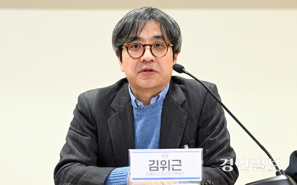 11일 오전 서울 여의도 국회 의원회관 제2소회의실에서 열린 경인일보 창간 80주년 기념 ‘지역언론의 사회적 역할과 책임’ 토론회에서 김위근 퍼블리시 최고연구책임자가 발언하고 있다. 2025.11.11 /임열수기자 pplys@kyeongin.com