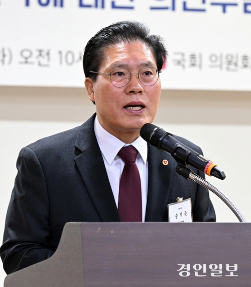 11일 오전 서울 여의도 국회 의원회관 제2소회의실에서 열린 경인일보 창간 80주년 기념 ‘지역언론의 사회적 역할과 책임’ 토론회에서 국민의힘 송석준(이천) 의원이 발언하고 있다. 2025.11.11 /임열수기자 pplys@kyeongin.com