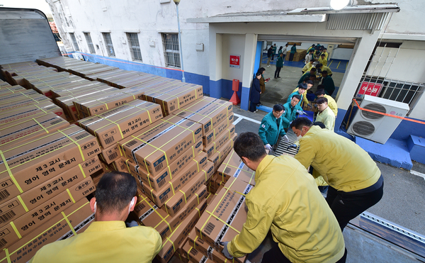 수능 문답지 나르는 도성훈 교육감