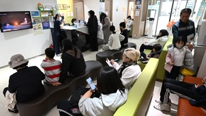 쏟아지는 독감 환자, 병원 오픈런에도 ‘대기 70번대’