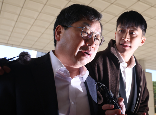 노만석 검찰총장 직무대행이 10일 서울 대검찰청으로 출근하며 취재진의 질문을 받고 있다. 2025.11.10 /연합뉴스