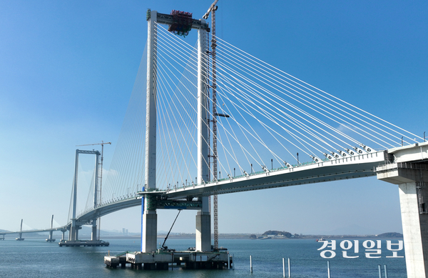 인천시는 12일 개최한 ‘2025년도 제3차 지명위원회’에서 제3연륙교 명칭을 청라하늘대교로 최종 의결했다. 사진은 12일 오후 인천 청라국제도시 인근 해상에서 바라본 제3연륙교가 내년 1월 개통을 목표로 막바지 공사가 진행되고 있는 모습. 2025.11.12 /조재현기자 jhc@kyeongin.com