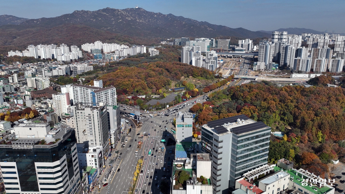 기존 지하철 4호선에 GTX-C, 월곶판교선, 동탄인덕원선이 추가로 연결돼 ‘4중 역세권’으로 발돋움할 안양 인덕원역 일대 모습. 안양시는 이곳 일대를 개발해 복합환승시설과 주거시설, 업무시설, 상업시설, 도시지원시설, 문화·체육·복지시설 등이 어우러진 컴팩트 시티 ‘인텐스퀘어’를 조성하는 사업을 지난 9월16일 착공했다. 2025.11.12 /임열수기자 pplys@kyeongin.com