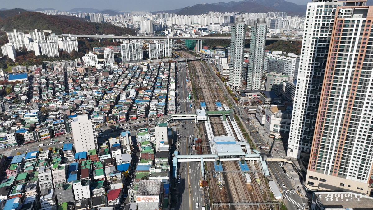 군포 철도망의 중심은 전철 1·4호선이 만나는 ‘금정역’이다. 군포 금정역 모습. 202511.12 /임열수기자 pplys@kyeongin.com